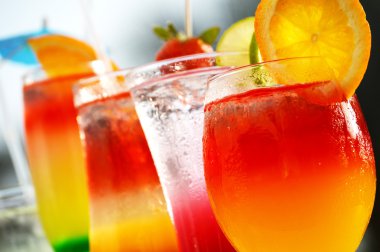 beş bardak içki ile kompozisyon