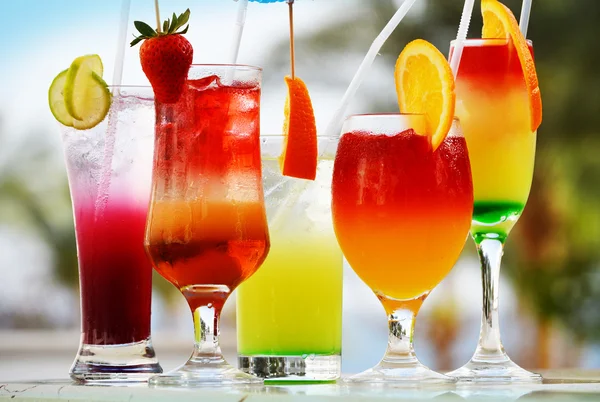 Composição com cinco copos de bebidas — Fotografia de Stock