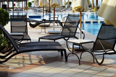 Yaz boyunca turistik tatil beldesinde yüzme havuzu