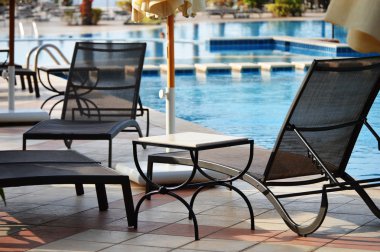 Yaz boyunca turistik tatil beldesinde yüzme havuzu