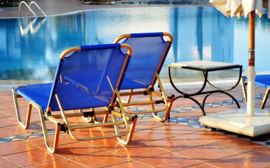 Yaz boyunca turistik tatil beldesinde yüzme havuzu
