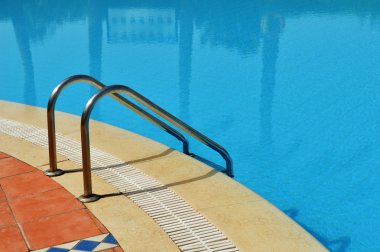 Yaz boyunca turistik tatil beldesinde yüzme havuzu