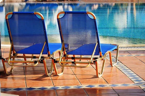 Swimming pool in touristic resort during summer time — Stock Photo, Image