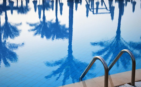 Piscina in località turistica durante l'ora legale — Foto Stock