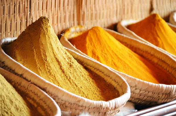 Spezie in negozio arabo tra cui curcuma e curry in polvere — Foto Stock