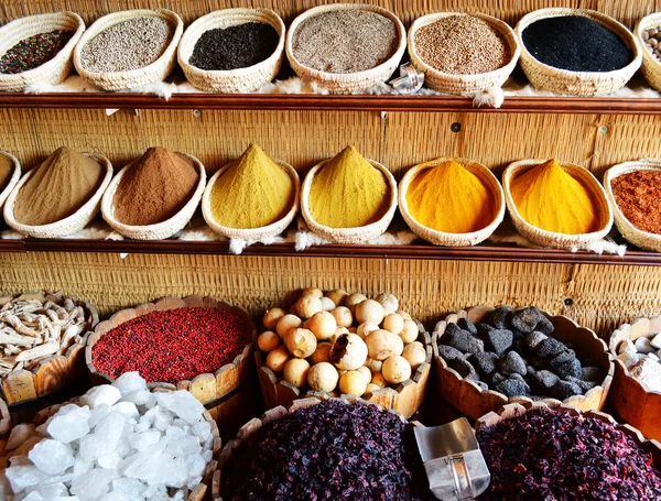 Especias en tienda árabe incluyendo cúrcuma y curry en polvo — Foto de Stock