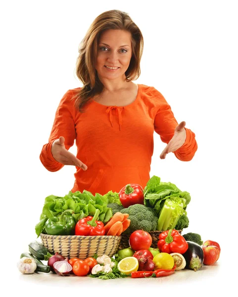 Mladá žena s řadou zeleniny izolovaných na bílém — Stock fotografie
