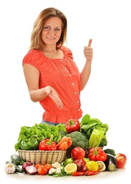 Mladá žena s řadou zeleniny izolovaných na bílém — Stock fotografie