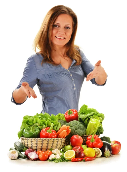 Jonge vrouw met verscheidenheid van groenten geïsoleerd op wit — Stockfoto