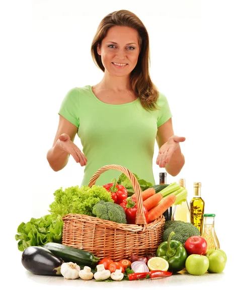 Jeune femme avec variété de légumes isolés sur blanc — Photo