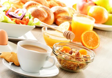 kahvaltı kahve, ekmek, bal, portakal suyu, müsli de dahil olmak üzere bir