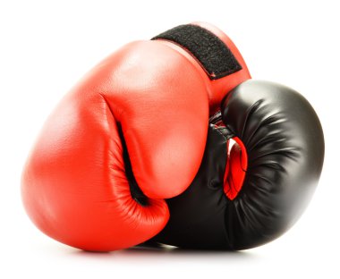 deri Boks eldiveni üzerinde beyaz izole