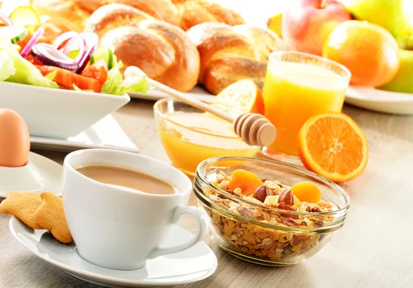 Ontbijt inclusief koffie, brood, honing, sinaasappelsap, muesli een — Stockfoto