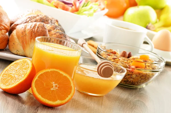Desayuno con café, pan, miel, zumo de naranja, muesli a —  Fotos de Stock