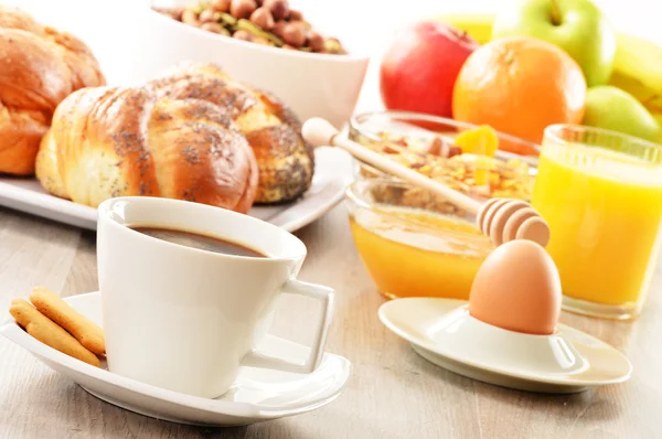 Desayuno con café, pan, miel, zumo de naranja, muesli a — Foto de Stock