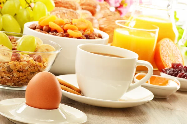 Desayuno con café, pan, miel, zumo de naranja, muesli a —  Fotos de Stock