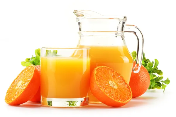 Composição com vidro e jarro de suco de laranja isolado em branco — Fotografia de Stock