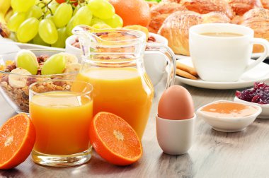 kahvaltı kahve, ekmek, bal, portakal suyu, müsli de dahil olmak üzere bir