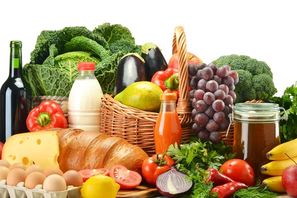 Groceries in wicker basket including vegetables and fruits — Stock Photo, Image