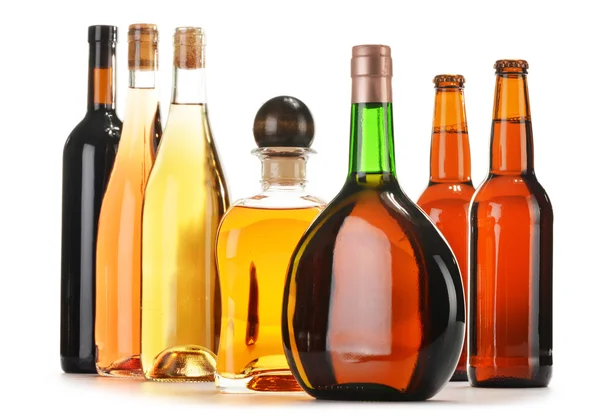 Válogatott alkoholos italok elszigetelt fehér — Stock Fotó