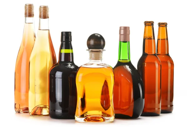 Geassorteerde alcoholhoudende dranken geïsoleerd op wit — Stockfoto