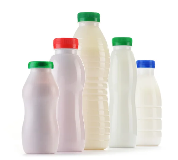 Composição com garrafas plásticas de produtos lácteos — Fotografia de Stock