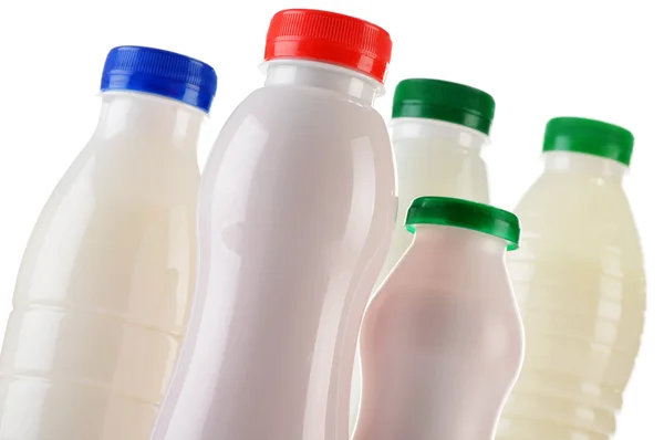 Samenstelling met plastic flessen melkproducten — Stockfoto