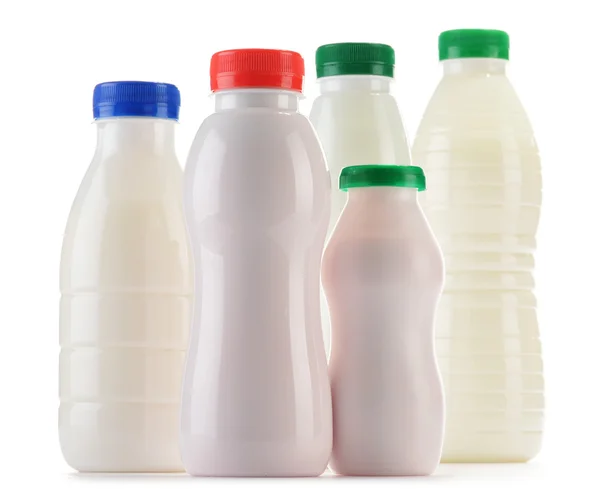 Samenstelling met plastic flessen melkproducten — Stockfoto