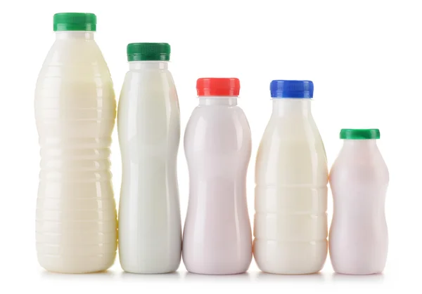 Samenstelling met plastic flessen melkproducten — Stockfoto