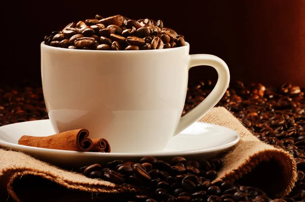 Composición con taza blanca y granos de café — Foto de Stock