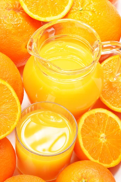 Glas und Kanne Orangensaft und Früchte — Stockfoto