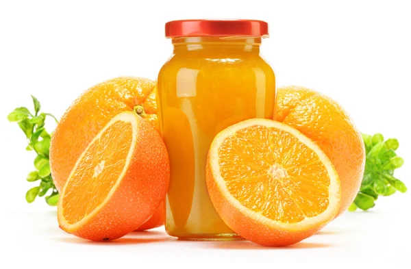 Kaca dan kendi jus jeruk, stoples selai dan buah-buahan — Stok Foto