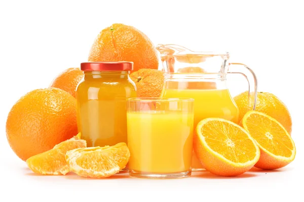 Vaso y jarra de zumo de naranja, tarro de mermelada y frutas — Foto de Stock
