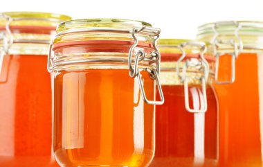 kavanoz bal üzerine beyaz izole ile kompozisyon