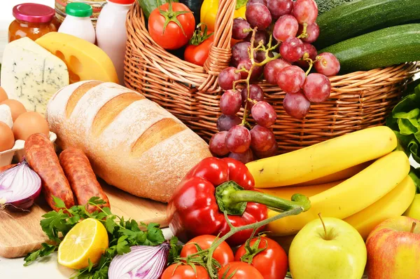 Surtido de productos de alimentación incluyendo verduras frutas vino pan —  Fotos de Stock
