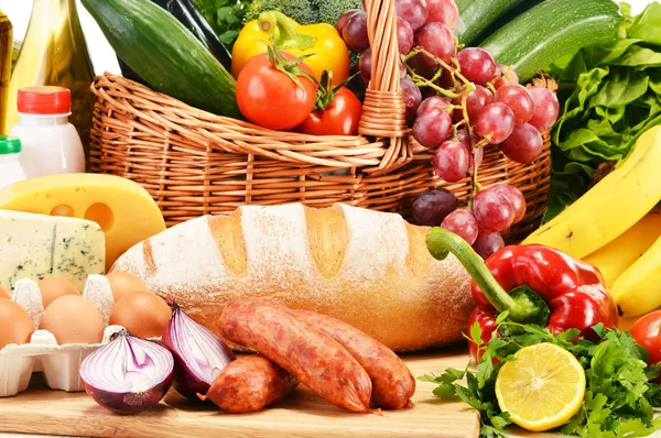 Verschiedene Lebensmittelprodukte, einschließlich Gemüse Früchte Weinbrot — Stockfoto