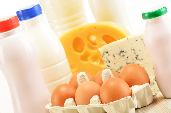 Composição com variedade de produtos lácteos isolados em branco — Fotografia de Stock
