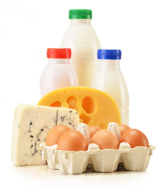 Composición con variedad de productos lácteos aislados en blanco — Foto de Stock