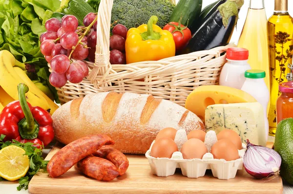 Prodotti alimentari assortiti, tra cui frutta verdura vino pane — Foto Stock