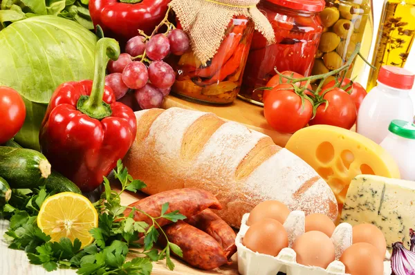 Surtido de productos de alimentación incluyendo verduras frutas vino pan — Foto de Stock