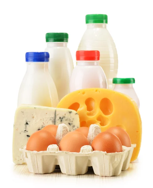 Composição com variedade de produtos lácteos isolados em branco — Fotografia de Stock