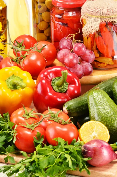 Composición con diversos productos de alimentación, incluidas las verduras — Foto de Stock