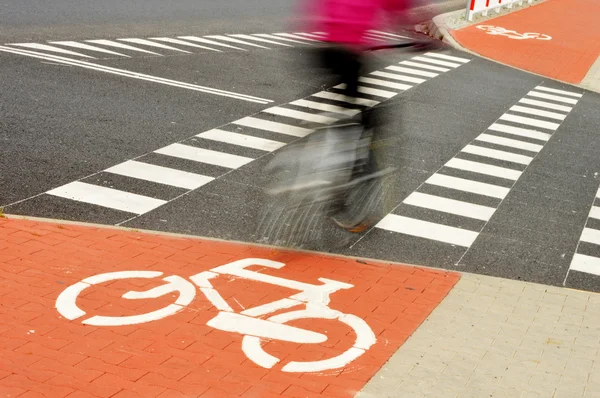 道路标志和自行车骑自行车 — 图库照片