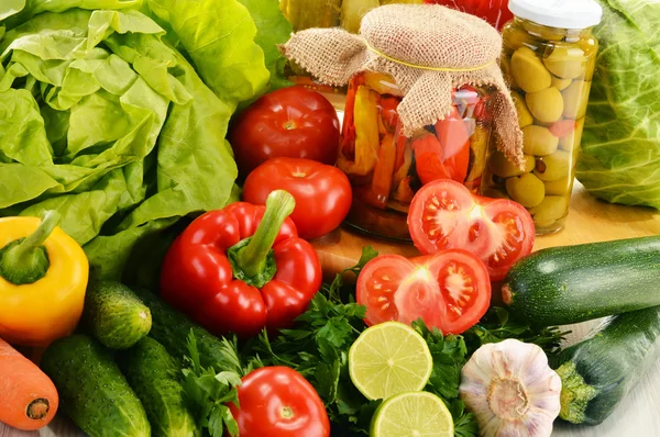 Σύνθεση με ποικιλία από βιολογικά λαχανικά — Φωτογραφία Αρχείου