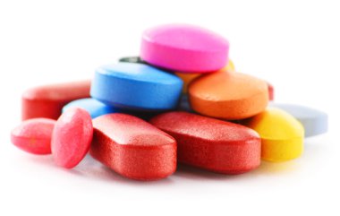 Beyaz arka plan üzerinde izole uyuşturucu hap ile kompozisyon