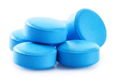 Beyaz arka plan üzerinde izole uyuşturucu hap ile kompozisyon