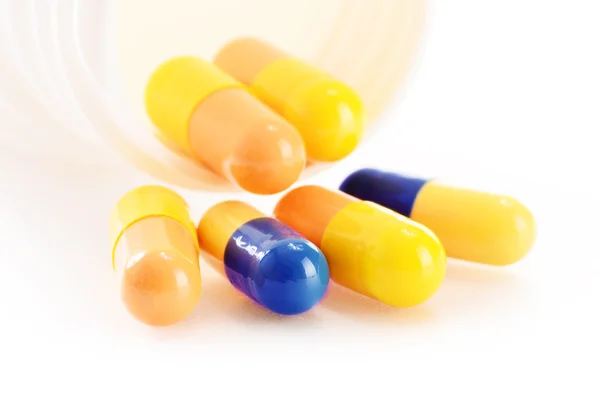 Composizione con pillole di droga isolate su sfondo bianco — Foto Stock