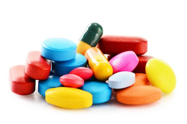 Состав с лекарственными препаратами изолированы на белом фоне
