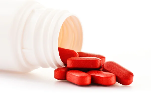 Composição com pílulas de drogas isoladas em fundo branco — Fotografia de Stock