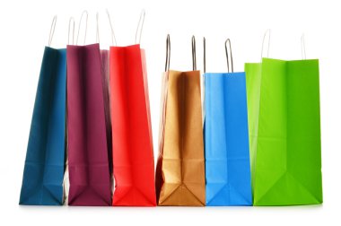 beyaz arkaplanda izole edilmiş kağıt alışveriş torbaları